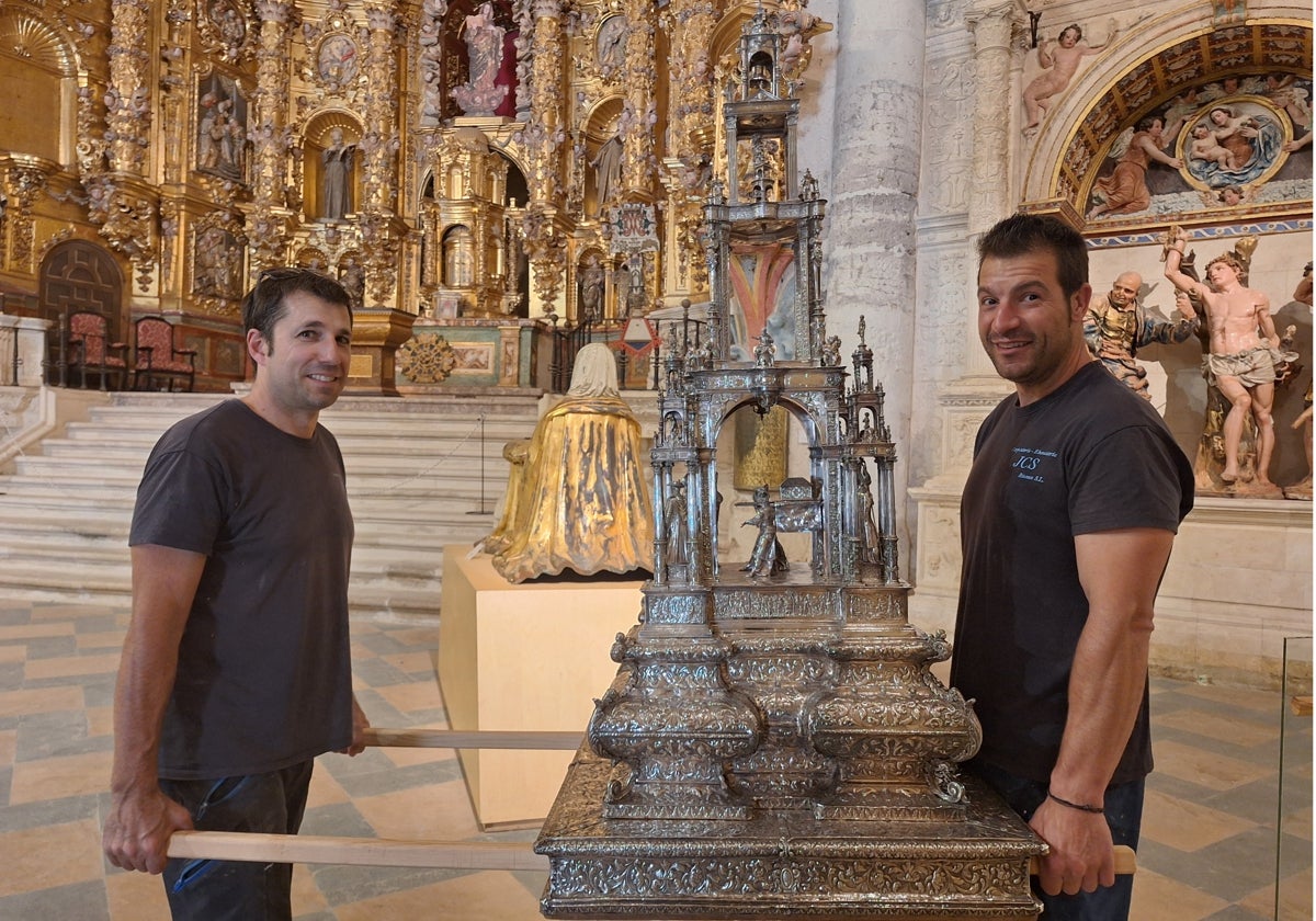 Juan Carlos Salán y Jesús Cano, portando la custodia en el interior del Museo de San Francisco