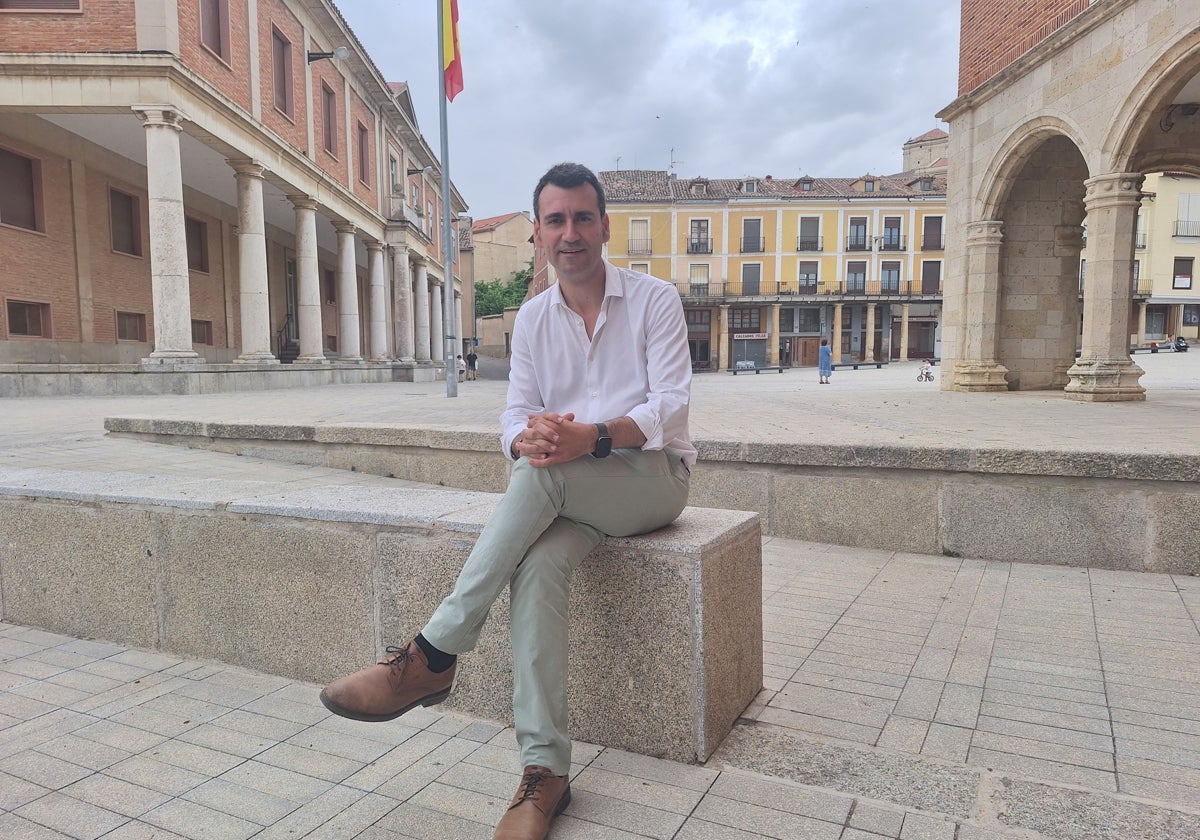 David Esteban, con la plaza Mayor al fondo, entre el Centro de Salud y el Ayuntamiento
