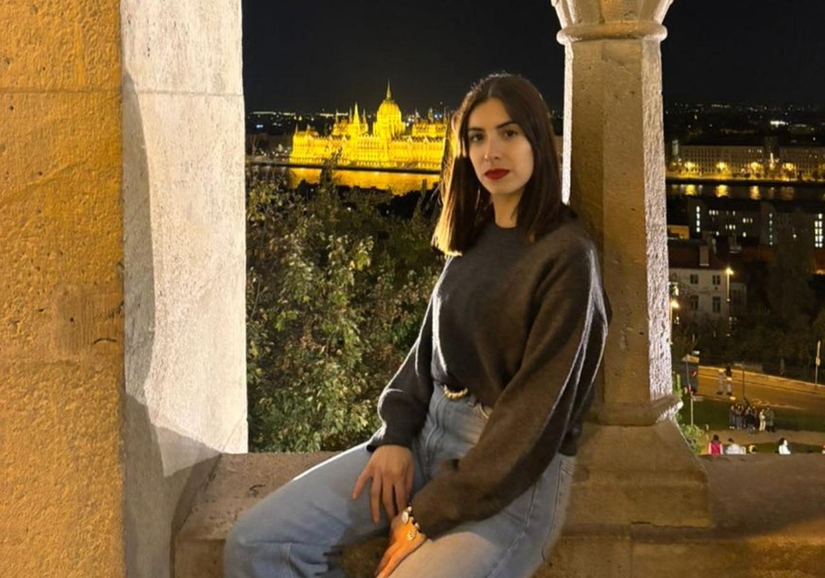 Marta Morencia en Budapest, en el bastión de los pescadores, con el Parlamento al fondo.