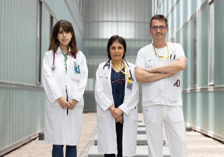 La doctora Julia Barbado, entre Miriam Gabella y Luis Corral, especialistas de la consulta de Enfermedades Autoinmunes del Río Hortega.