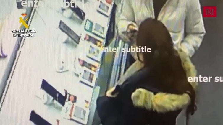 Detenidas por robar un móvil de 820 euros y escondérselo en el abrigo