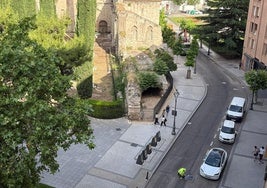 Los operarios preparan las labores de asfaltado de la calle Arzobispo Gandásequi.