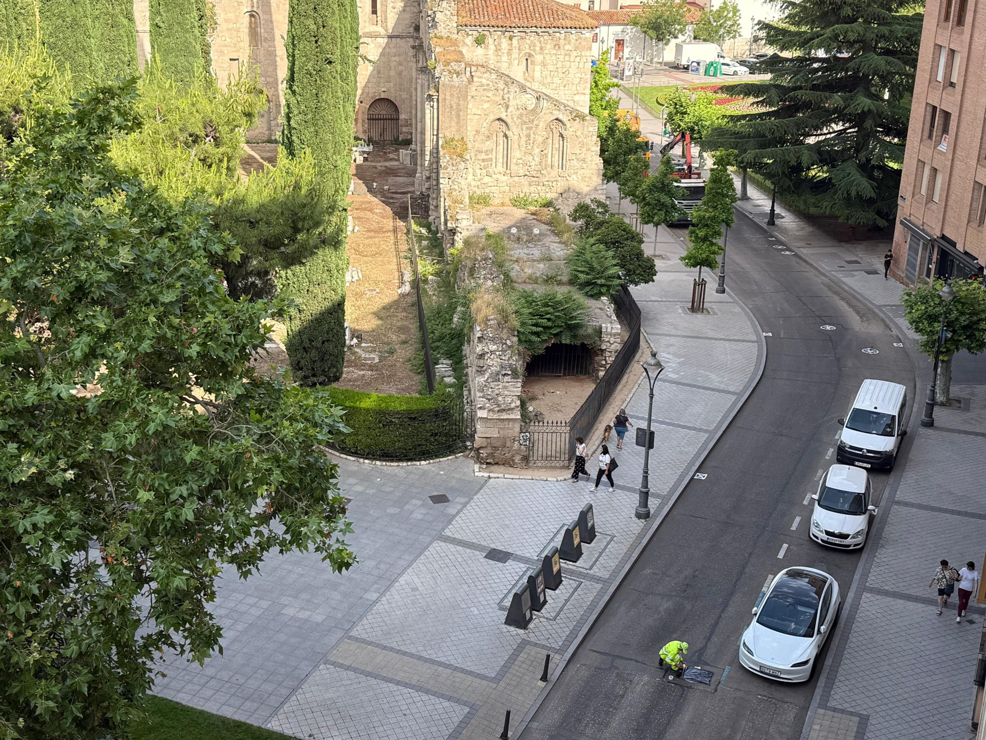 Los operarios preparan las labores de asfaltado de la calle Arzobispo Gandásequi.