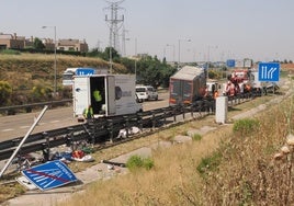 Retirada del camión accidentado, este miércoles por la mañana.