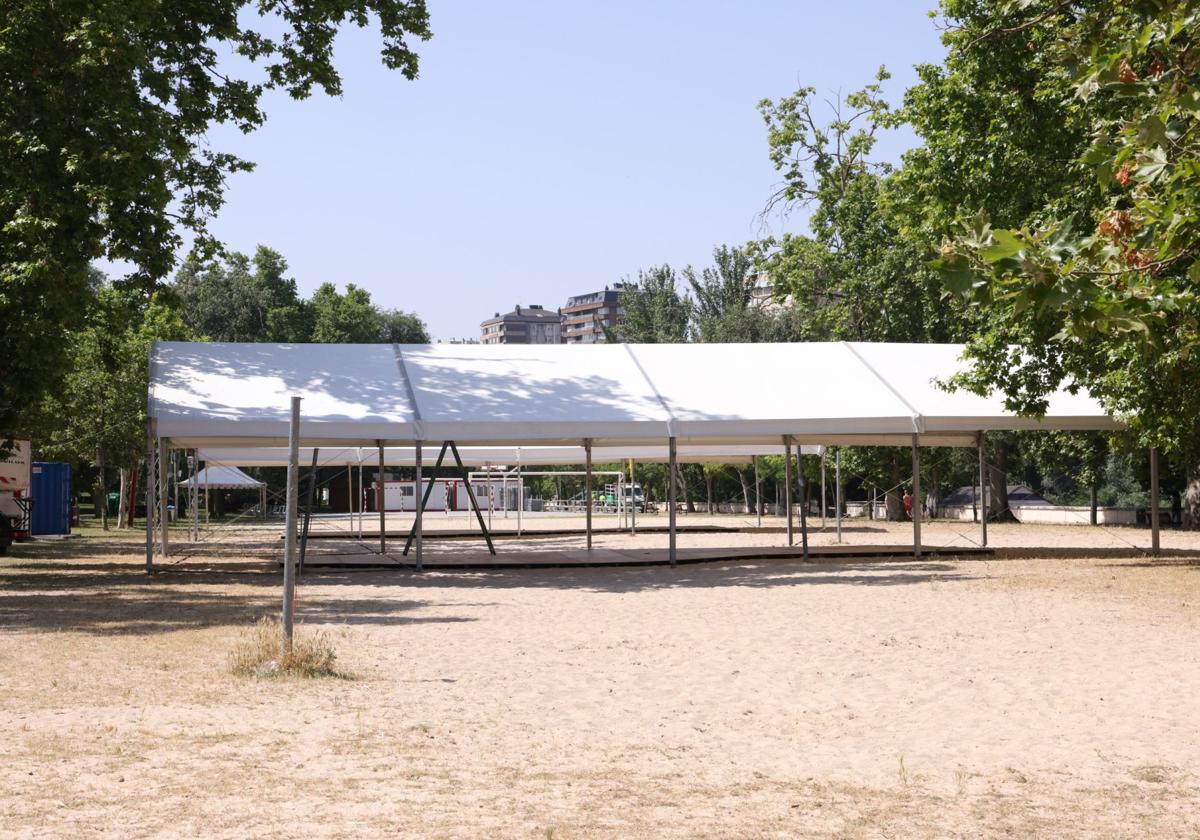 Preparativos para la celebración de la noche de San Juan en la playa de Las Moreras.