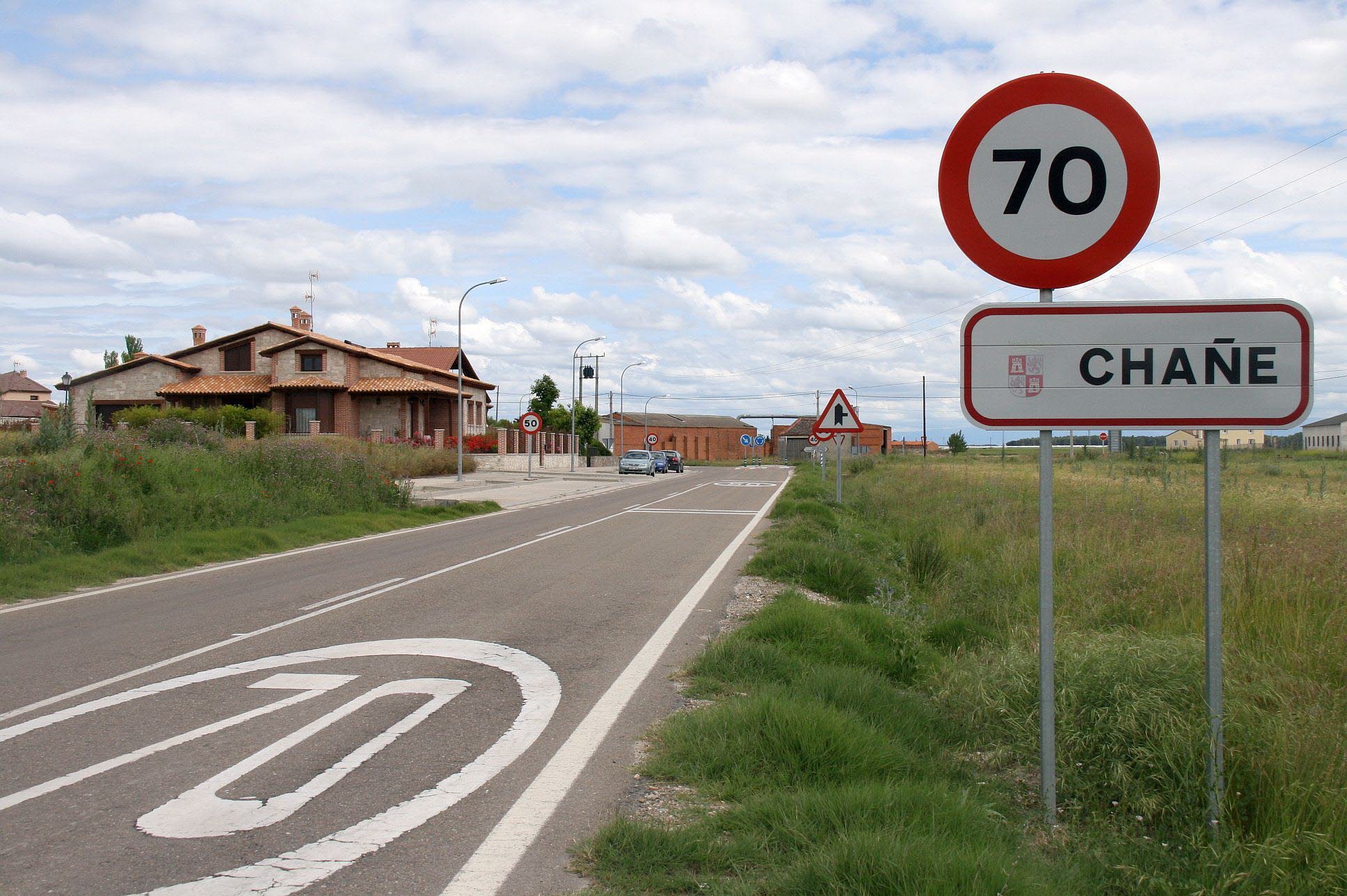Uno de los accesos al municipio segoviano de Chañe.