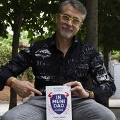 Alfredo Corell posa con un ejemplar de su obra en la Feria del Libro de Madrid.