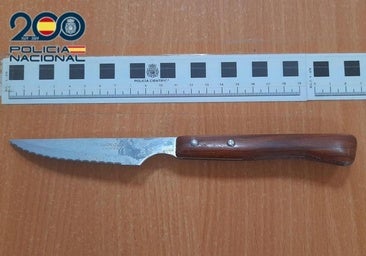 Arrestado por intentar clavar un cuchillo en el pecho a su compañera de piso