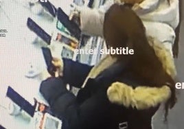 Momento captado por las cámaras de seguridad del negocio en el que las mujeres se llevan el teléfono móvil.