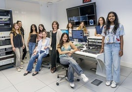 Diana Gómez con algunos de sus alumnos en el Laboratorio de Comunicación de IE University.