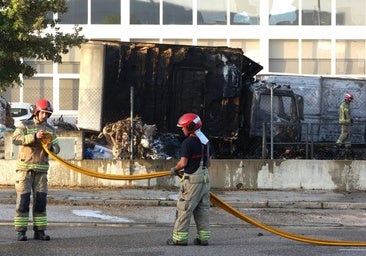 Un incendio en el polígono de San Cristóbal alcanza una nave y tres vehículos