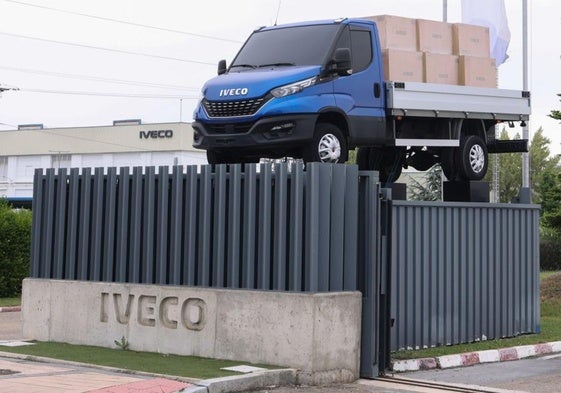 Acceso a la fábrica de Iveco de la carretera de Soria de Valladolid.