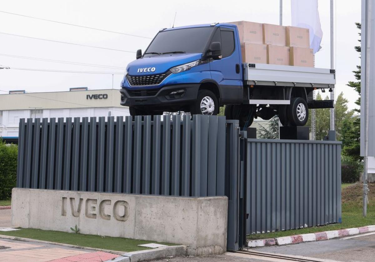Acceso a la fábrica de Iveco de la carretera de Soria de Valladolid.