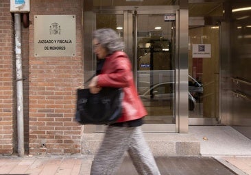 Una mujer camina por delante del Juzgado de Menores de Valladolid.