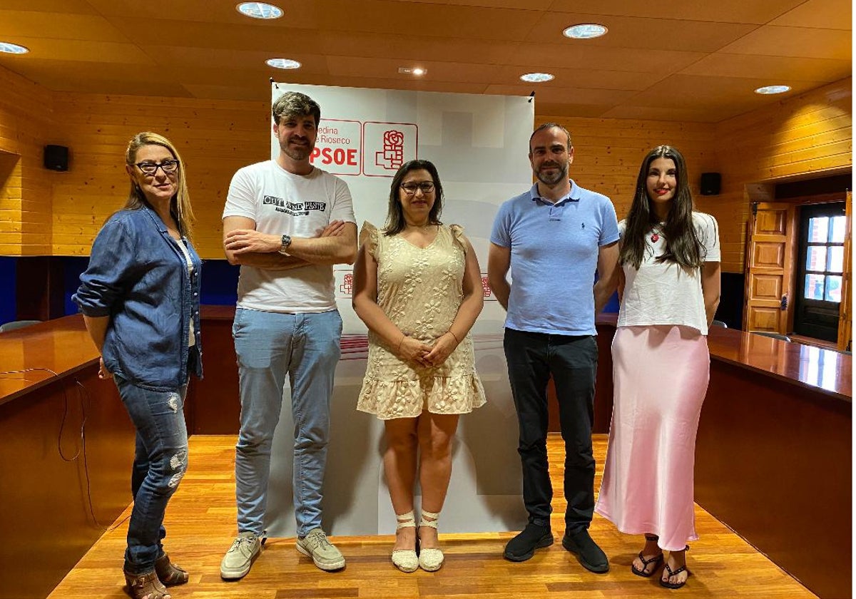 Sara Galván, en el centro, con la nueva dirección municipal del PSOE de Rioseco