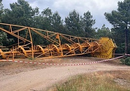 Una de las torretas que ha sido derribada en los últimos días en la provincia de Segovia.