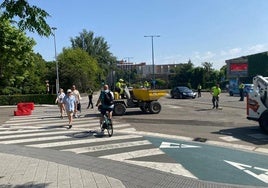 Ciclistas, peatones, operarios y ciclistas, este miércoles en el paso de peatones de la salida del puente de Poniente a Isabel la Católica, en una imagen facilitada por el grupo socialista.
