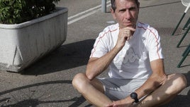 Juan Carlos Domínguez, el miércoles a la sombra de una bicicleta en la Flecha.