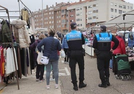 Dos policías controlan un miércoles el mercadillo de la zona de la Plaza de Toros.