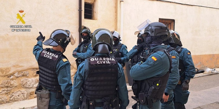 Acuerdo con el agresor de su familia huido 27 horas y detenido en un tejado