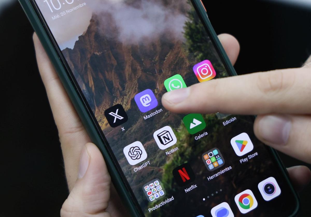 Usuario inicia la app de X en un dispositivo móvil.