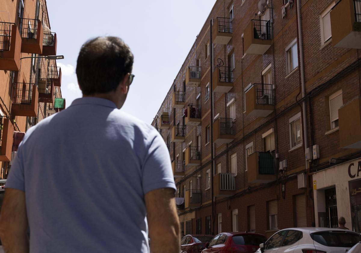 José I. Domínguez mira su piso de la calle Caamaño donde vive una inquiokupa.