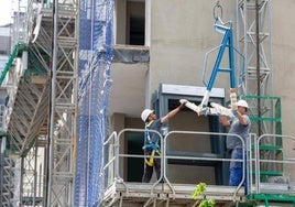 Obreros trabajan en la construcción de un edificio en Valladolid.