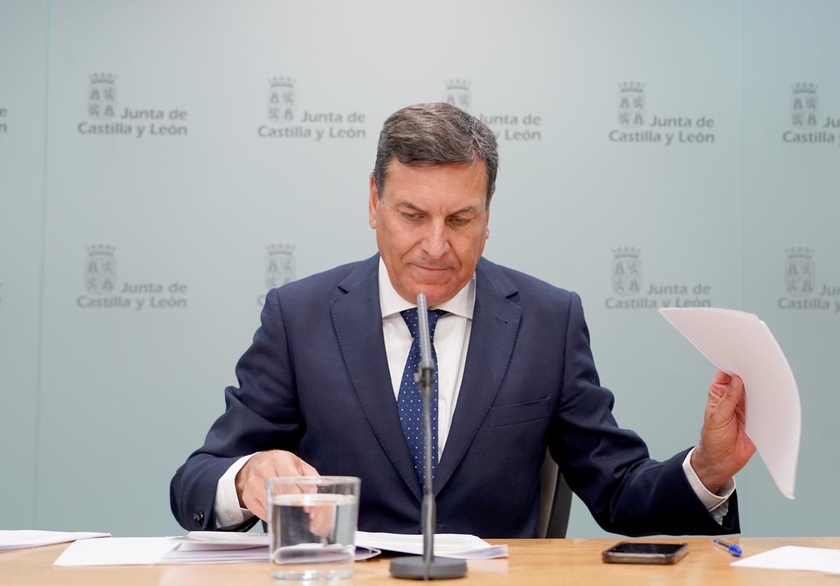 El consejero de Economía y Hacienda y portavoz, Carlos Fernández Carriedo, comparece en rueda de prensa posterior al Consejo de Gobierno.