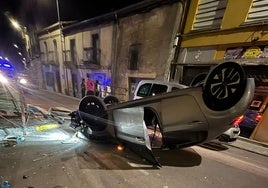 El vehículo, volcado en la calzada.