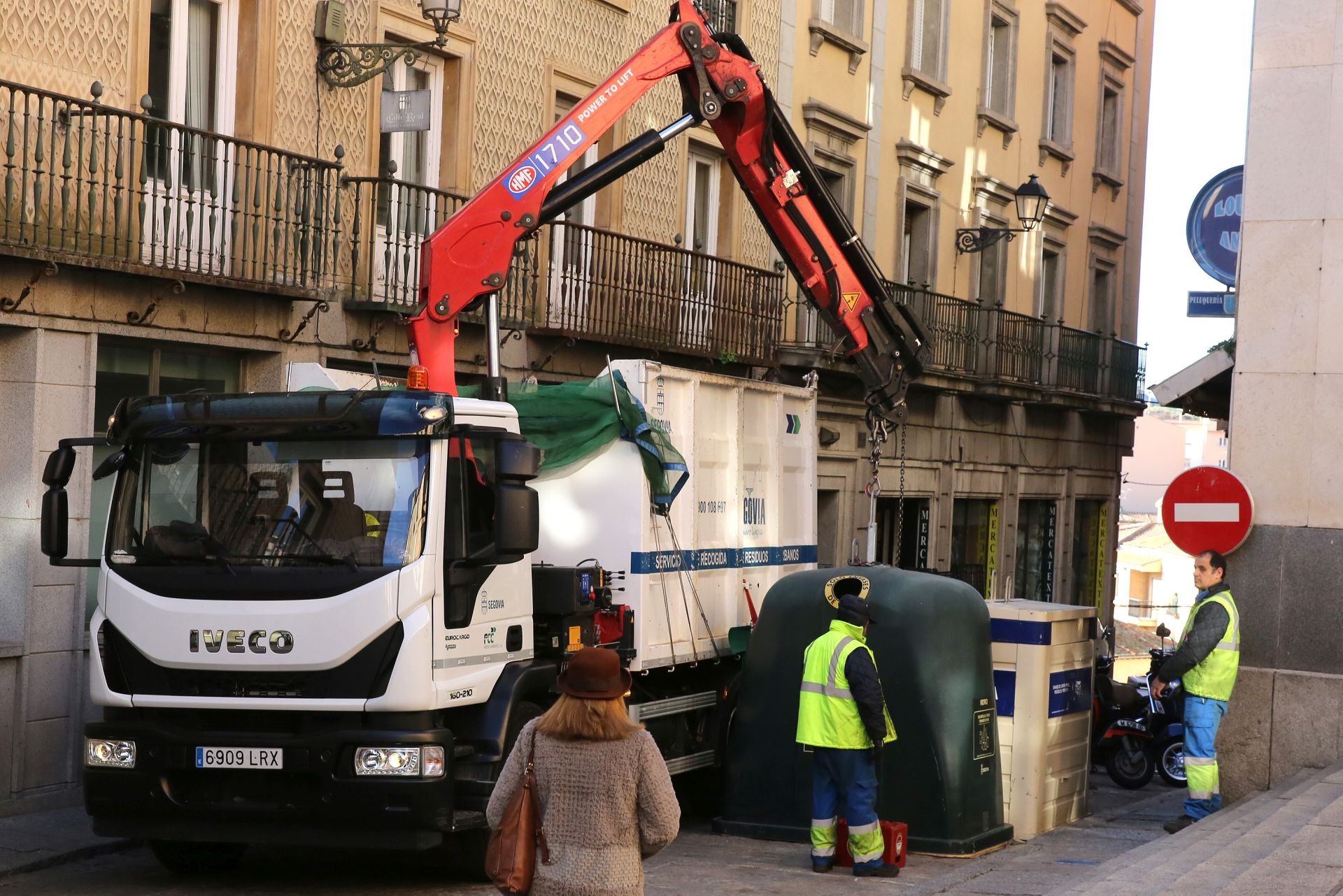 Recogida de residuos en el centro de Segovia.