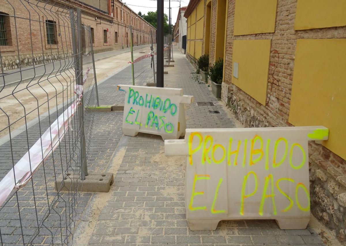 Imagen secundaria 1 - Distintos modelos para advertir de la prohibición de pasar a pie por la calle Canal. Arriba, las vallas y avisos en el acceso desde la avenida de Gijón.