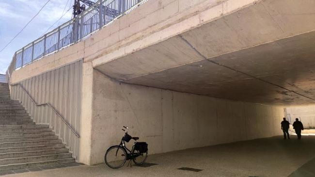 Imagen después - Comparativa entre el diseño inicial del paso y el aspecto que presenta hoy, en la salida hacia la calle Estación.