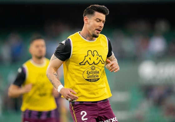 Luis Pérez, durante un calentamiento con el Real Valladolid.