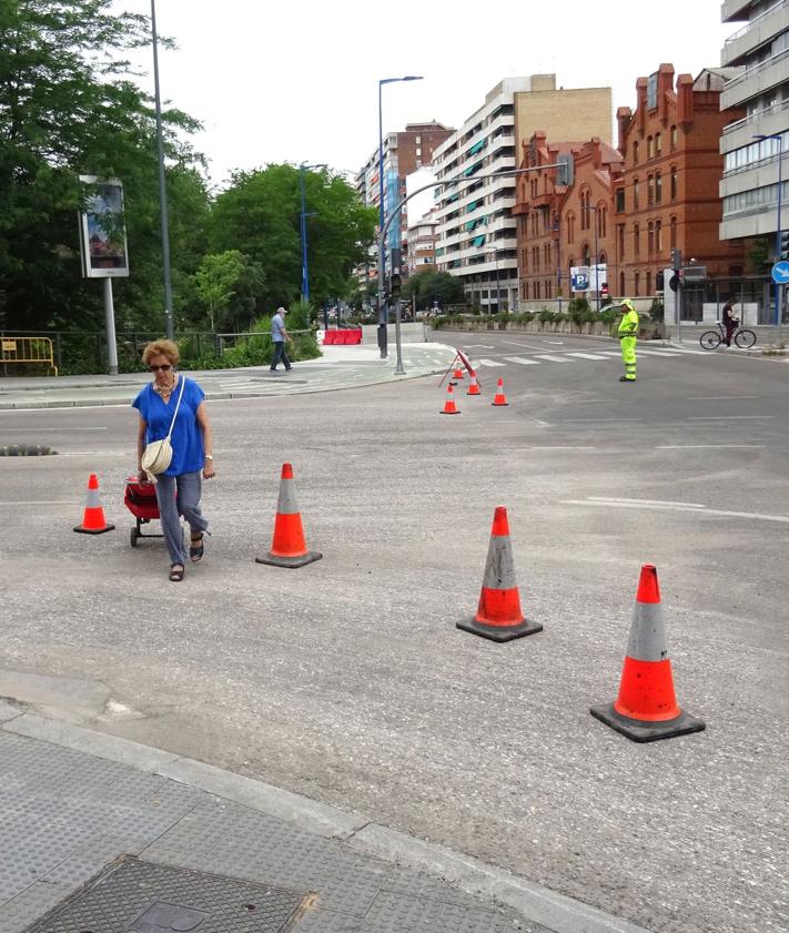 Imagen secundaria 2 - Arriba, trabajos de fresado en el tramo cortado del paseo de Isabel la Católica entre Poniente y el puente de Isabel la Católica. Debajo, carril cortados en este último puente y en el cruce con el paseo y las calles Doctrinos y San Ildefonso.