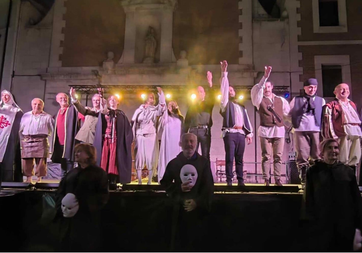 Un momento de la representación del Tenorio en la Plaza del Salvador el pasado año.