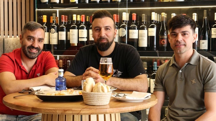 Jesús Martín, David González 'El Peri' y Pedro Pérez, integrantes del grupo Sal Gorda, en la Taberna Pico Fino.