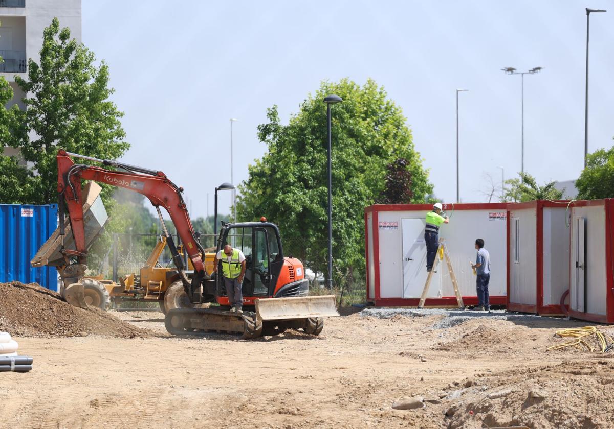 Obras de construcción de un bloque de 47 viviendas protegidas para el alquiler en la zona de Puente Jardín-Carretera de Burgos.