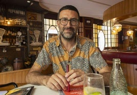El dramaturgo José Manuel Mora en una mesa del bar Patton.