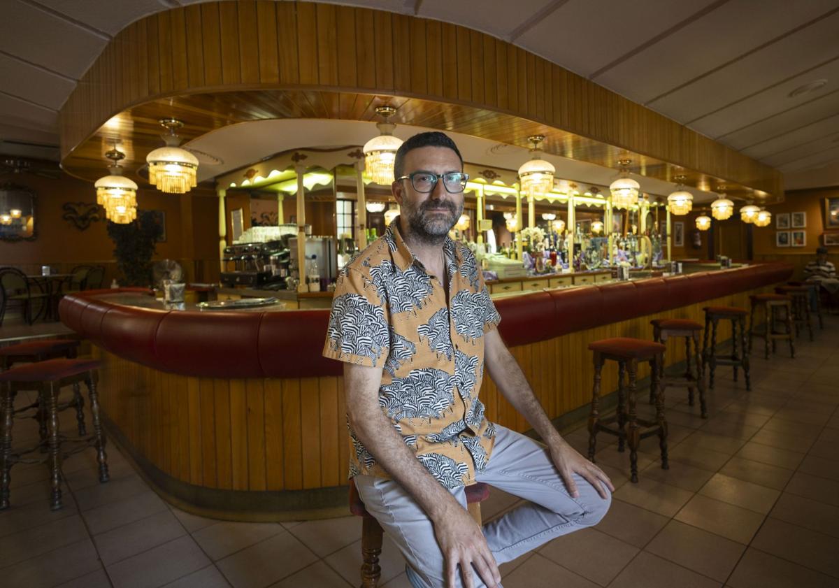 Imagen principal - José Manuel Mora posa junto a la barra del bar Patton. En las siguientes imágenes, página de El Norte de Castilla de 1977 que anuncia la inauguración del pub Patton, y los hermanos Ángel y José Luis Cristóbal, propietarios del negocio.