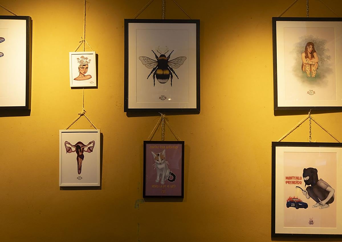 Imagen secundaria 1 - Quique Matilla, sentado junto a la barra del Bar Morgan. En las siguientes imágenes, una exposición de las muchas que acoge el bar de artistas locales, y un vaso y botellín de Kwak, cerveza que el humorista probó por primera vez en el Morgan.