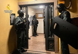 La Guardia Civil, en el acceso a la vivienda de Villamuriel donde se produjeron los disparos el 21 de mayo.