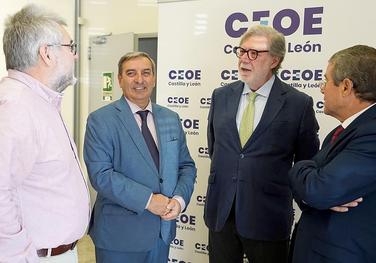 Santiago Aparicio, con el consejero José Luis Sanz Merino.