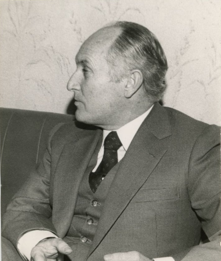 Imagen secundaria 2 - Arriba, Campos Setién durante un acto en el Ateneo de Valladolid en 1983. Abajo, el presidente del Ateneo, segundo por la derecha, presentando el premio de Novela Corta de 1983, y en una entrevista con la prensa en los años 70.