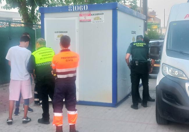 Guardia Civil y Protección Civil esperan junto la enfermería portátil mientras atienden al menor.