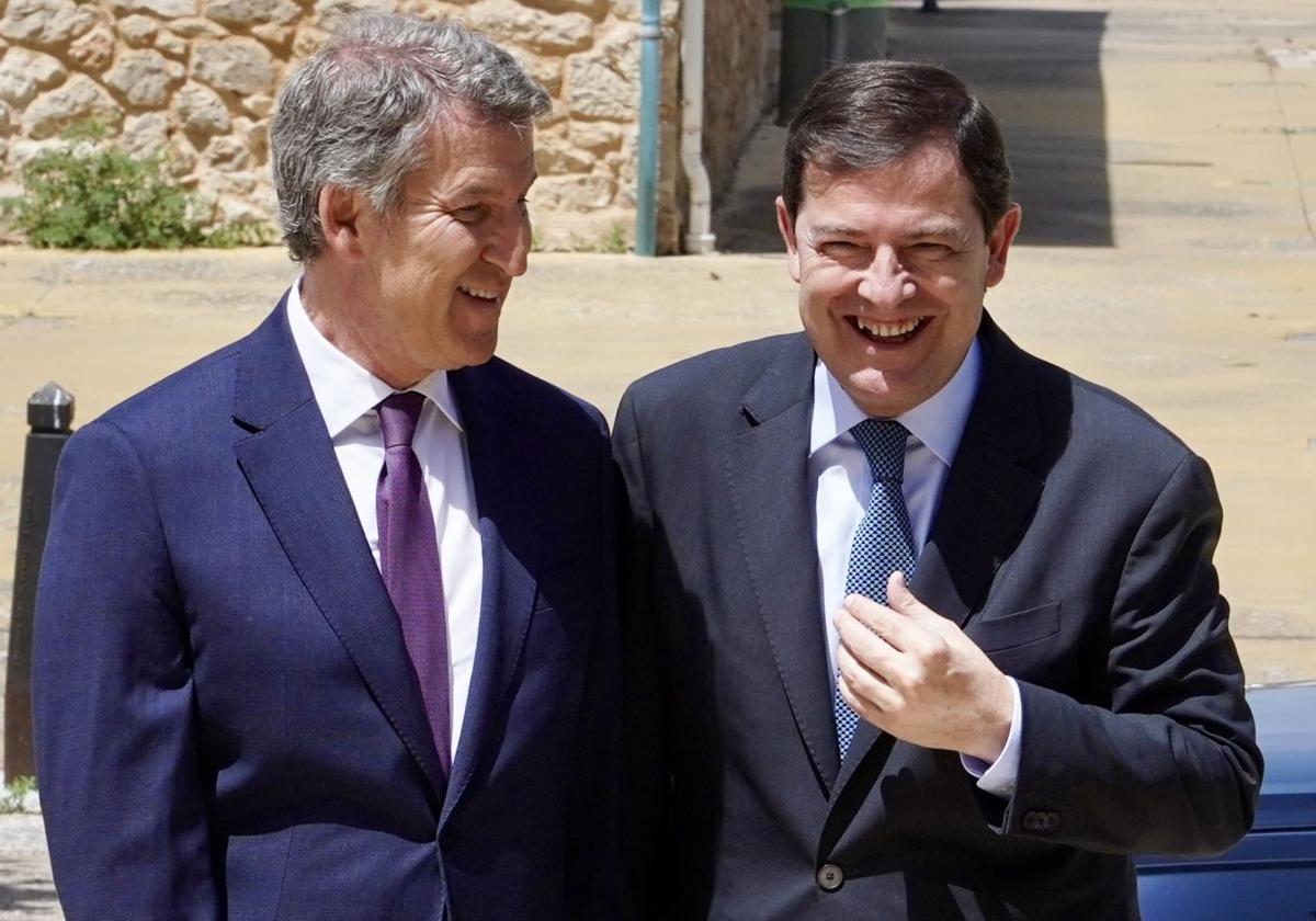 El presidente del PP, Alberto Núñez Feijóo (izquierda), este viernes junto al presidente del PP de Castilla y León, Alfonso Fernández Mañueco.