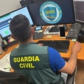 Agente durante la investigación.
