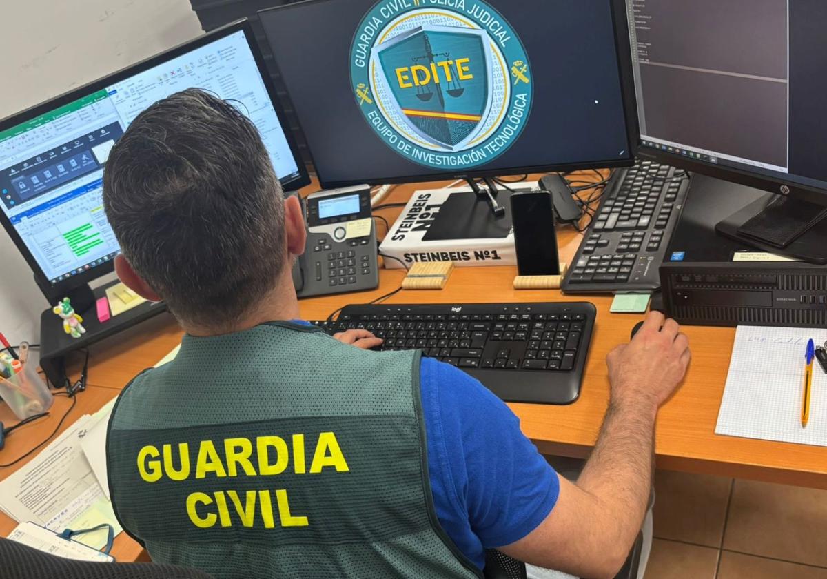 Agente durante la investigación.
