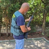 Un agente de la Guardia Civil, con el arma de aire comprimido.