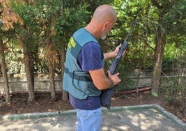 Un agente de la Guardia Civil, con el arma de aire comprimido.