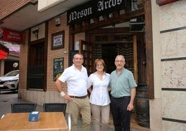 Paco, Aurora y Ricardo, en la puerta del Mesón Los Arcos.